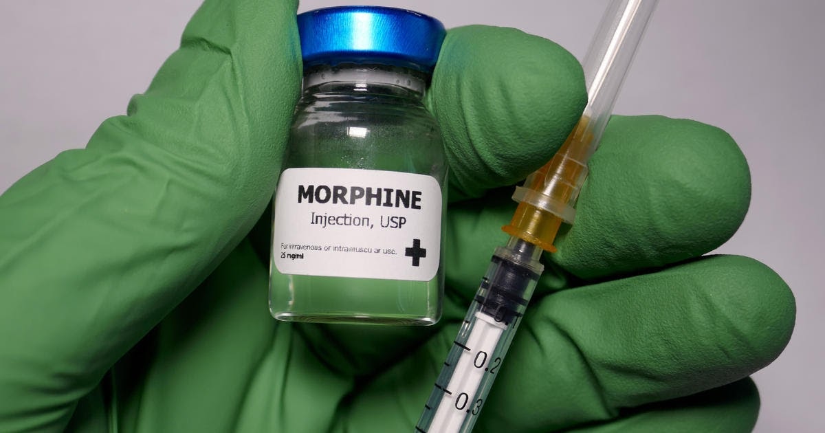 Ein Arzt bereitet eine Morphin-Injektion bei einem Patienten vor. Patienten können nach Operationen das Verlangen auf weiteren Morphin-Konsum entwickeln.