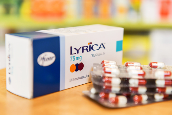 Lyrica ist ein verschreibungspflichtiges Medikament, das in Kapseln erhältlich ist. Viele Abhängige missbrauchen es zusammen mit anderen Drogen.