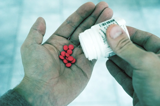 Ein Mann missbraucht seine verschreibungspflichtigen Fentanyl-Tabletten.