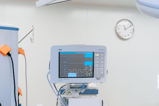  Ein medizinisches Gerät kontrolliert die Vitalparameter von Patienten während der Behandlung