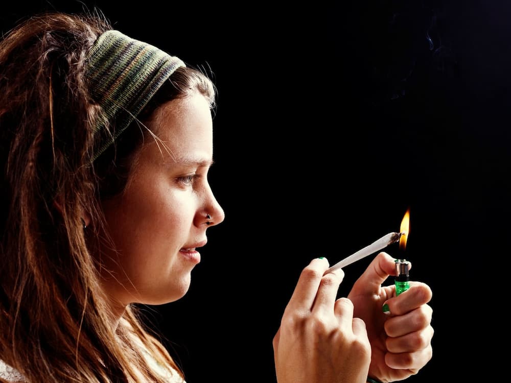 Une femme souffrant de dépendance au cannabis s’apprête à fumer de nouveau à cause de symptômes de sevrage.
