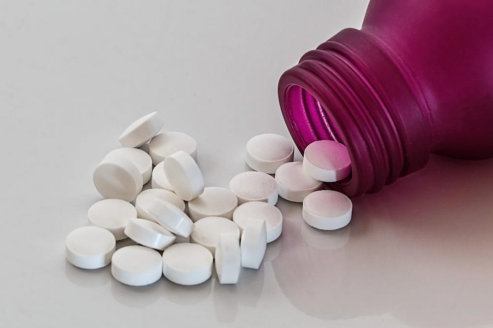 Des comprimés de tramadol sont déversées d’un flacon à médicaments.