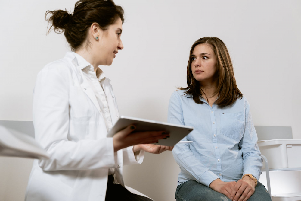 Un esperto che parla con una paziente prima della procedura di disintossicazione da oppioidi.