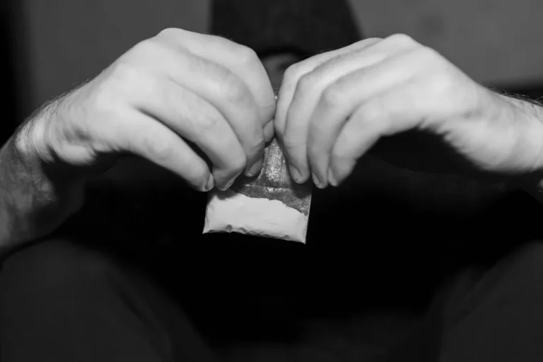 Çfarë është heroina dhe pse formon varësi