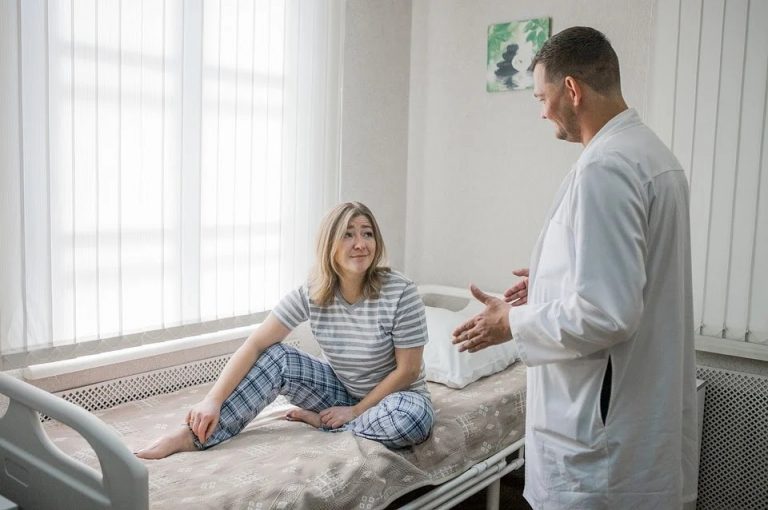 Lekar u centru za lečenje kokaina razgovara sa zavisnikom od kokaina na lečenju.