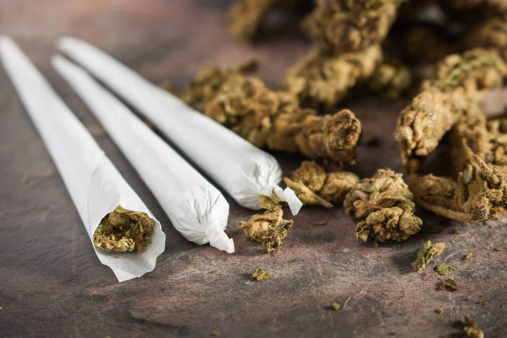 Marihuana smotana u papir za pušenje za zloupotrebu od strane zavisnika od kanabisa.